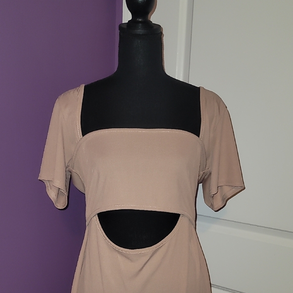 Pretty Little Thing Neutral Short Sleeve Dress w/ Cutout Mid Section Sz: 16 NWT - Picture 4 of 7